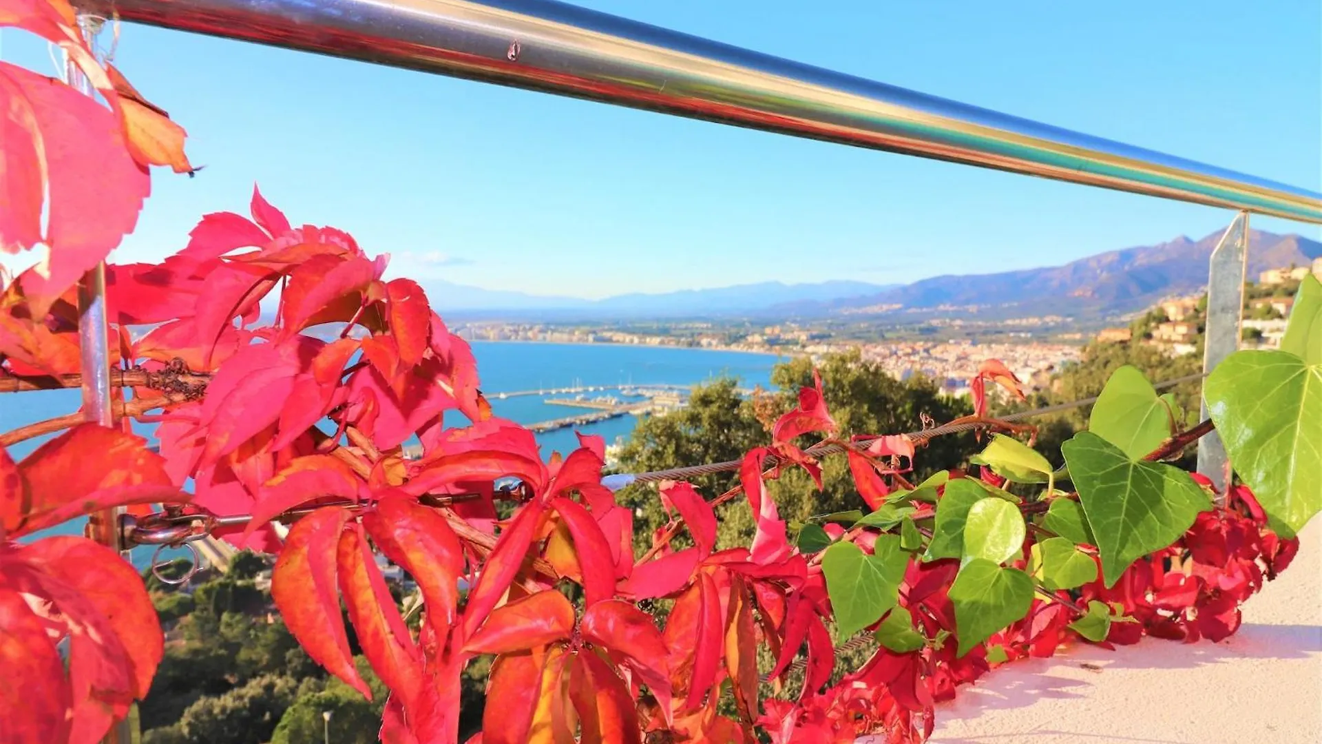 Apartment In Roses Near Sea