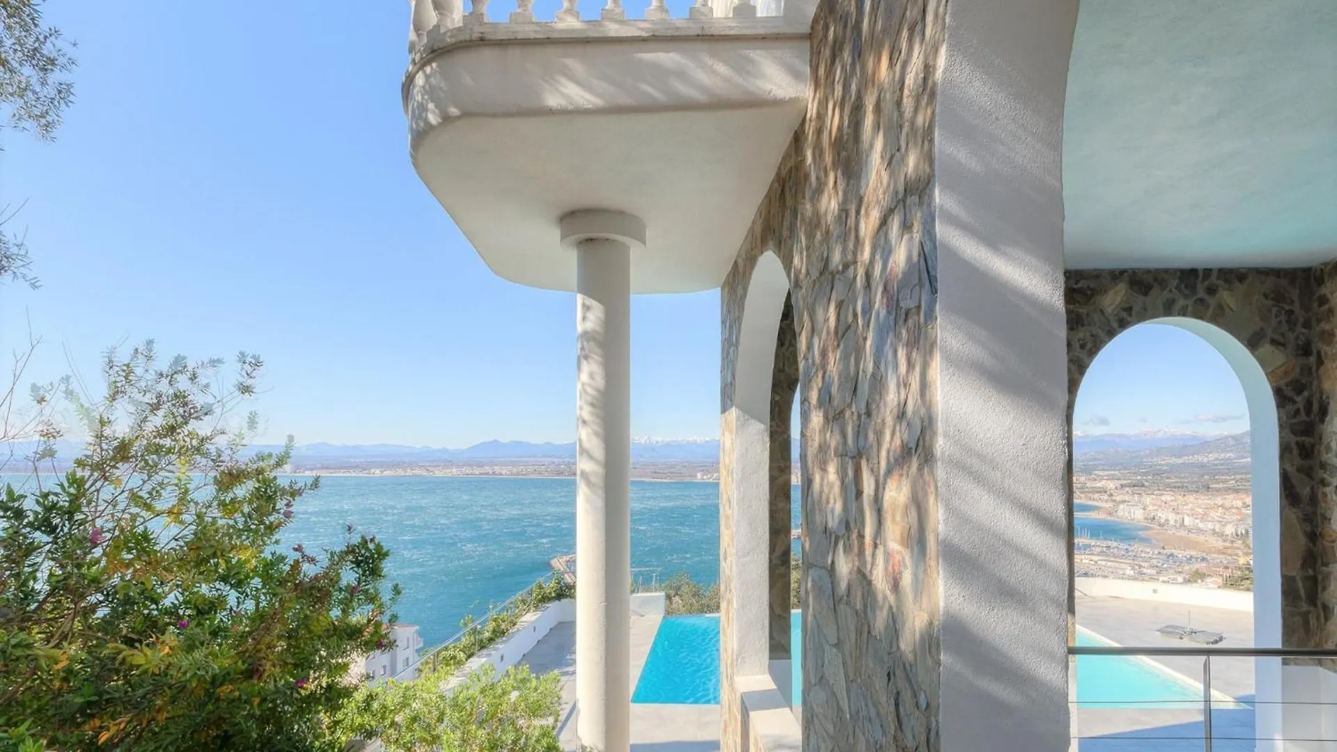 Apartment In Roses Near Sea