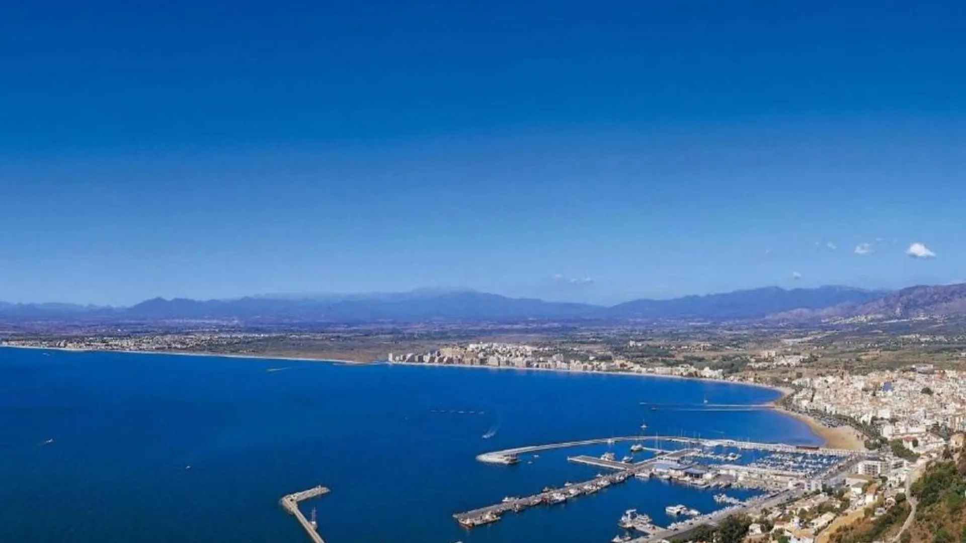 Apartment In Roses Near Sea